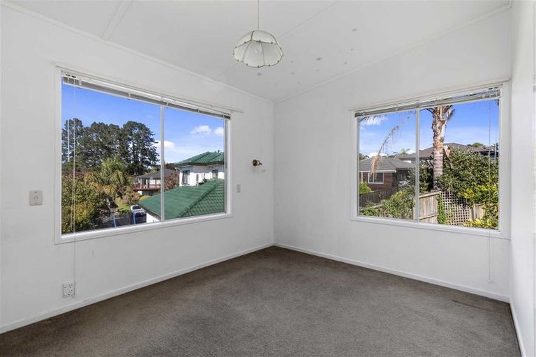 Photo of property in 68 Selwyn Crescent, Forrest Hill, Auckland, 0620