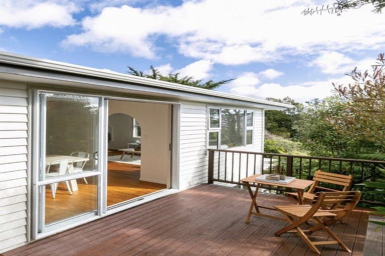 Photo of property in 9 Lomond Street, Newlands, Wellington, 6037