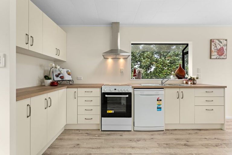 Photo of property in 2/16 Kupari Place, Totara Vale, Auckland, 0629