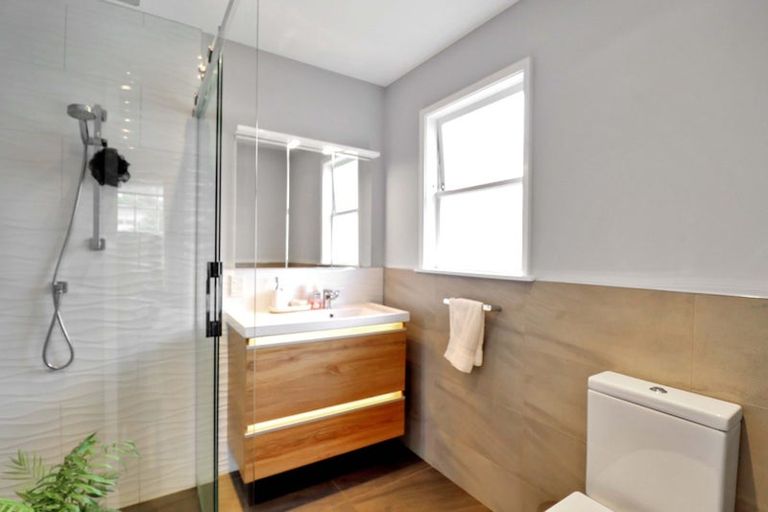 Photo of property in 92 Stewart Drive, Newlands, Wellington, 6037