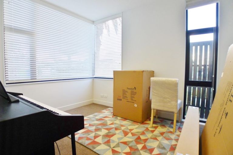 Photo of property in 2 Isitt Road, Hobsonville, Auckland, 0616