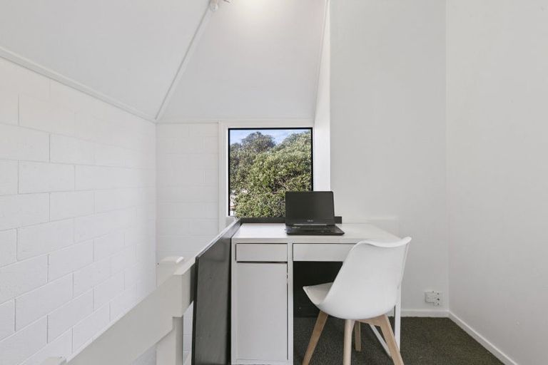 Photo of property in 118 Akaroa Drive, Maupuia, Wellington, 6022