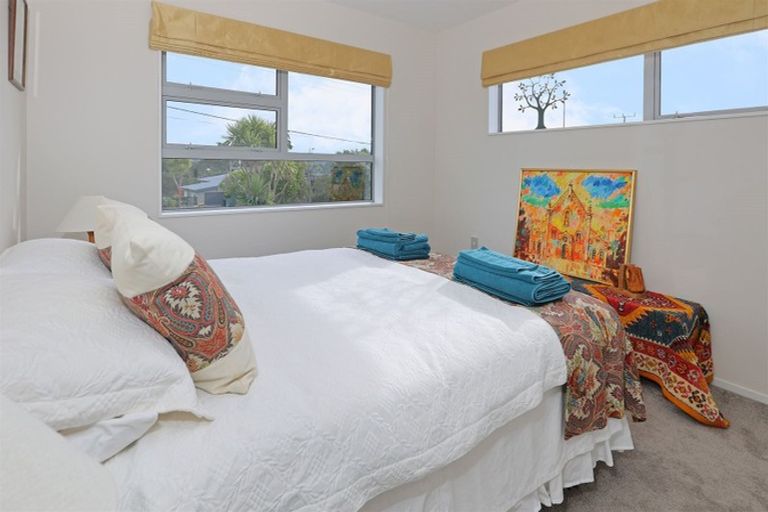 Photo of property in 114 Lake Panorama Drive, Henderson Valley, Auckland, 0612