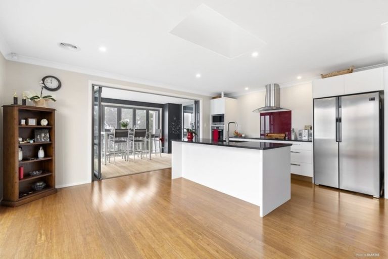 Photo of property in 8 Piper Way, Newlands, Wellington, 6037