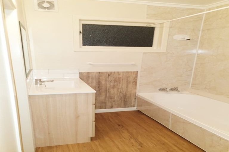 Photo of property in 1/64 Hogans Road, Glenfield, Auckland, 0629