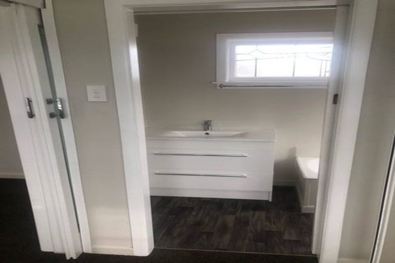 Photo of property in 3166 Great North Road, New Lynn, Auckland, 0600