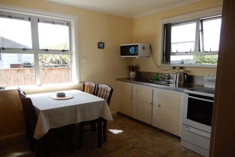 Photo of property in 2 Robbins Crescent, Hawera, 4610