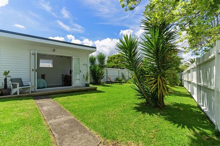 Photo of property in 92 Astley Avenue, New Lynn, Auckland, 0600