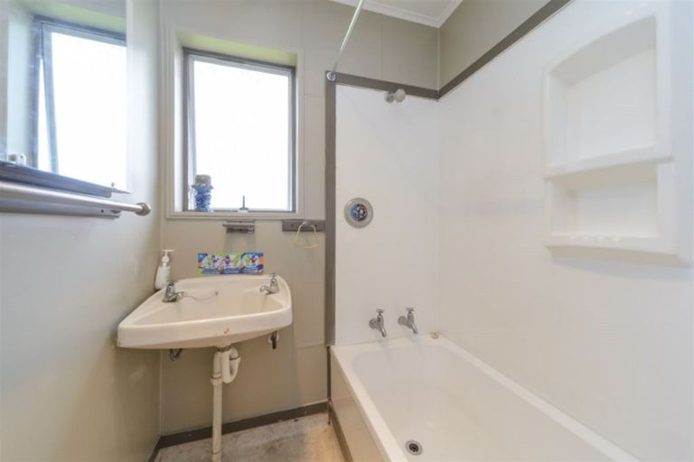 Photo of property in 10 Gladys Place, Kelvin Grove, Palmerston North, 4414