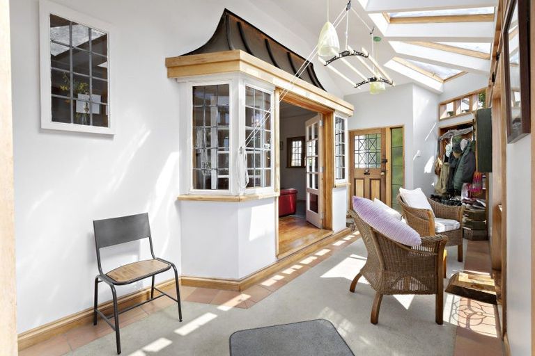 Photo of property in 18 Mahoe Street, Eastbourne, Lower Hutt, 5013