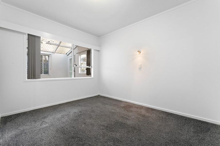 Photo of property in 4/304 Great North Road, Henderson, Auckland, 0612