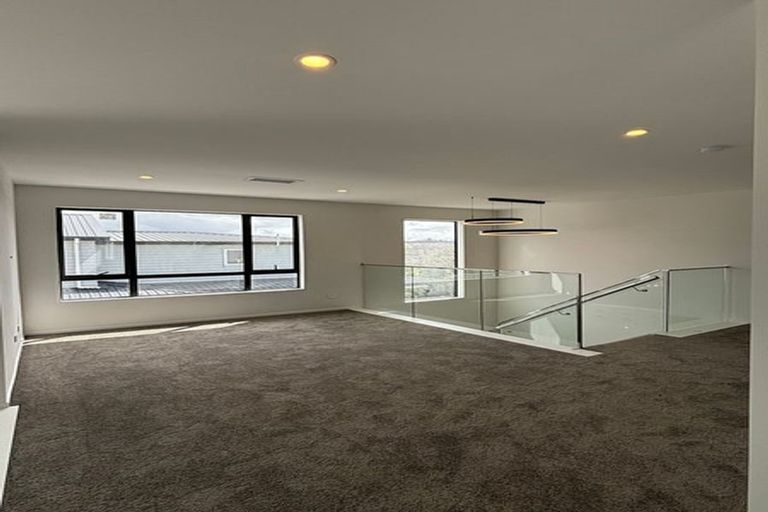 Photo of property in 5 Prevost Lane, Oteha, Auckland, 0632