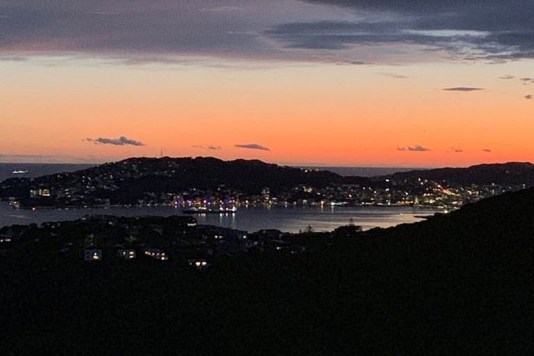 Photo of property in 8 Piper Way, Newlands, Wellington, 6037