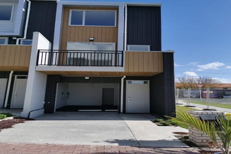 Photo of property in 1 Folkes Lane, New Lynn, Auckland, 0600