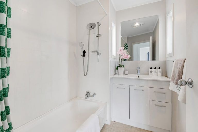 Photo of property in 3/22 Hogans Road, Glenfield, Auckland, 0629