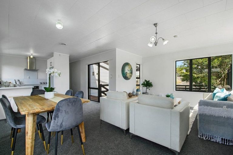 Photo of property in 39 Meadowvale Rise, Titirangi, Auckland, 0604