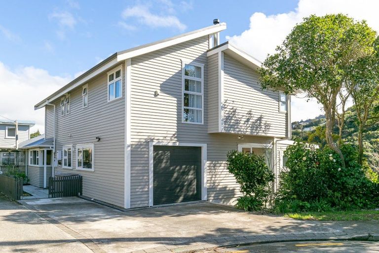 Photo of property in 16 Narbada Crescent, Khandallah, Wellington, 6035