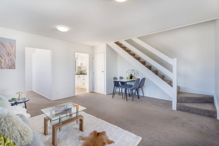 Photo of property in 43a Sunhaven Drive, Newlands, Wellington, 6037