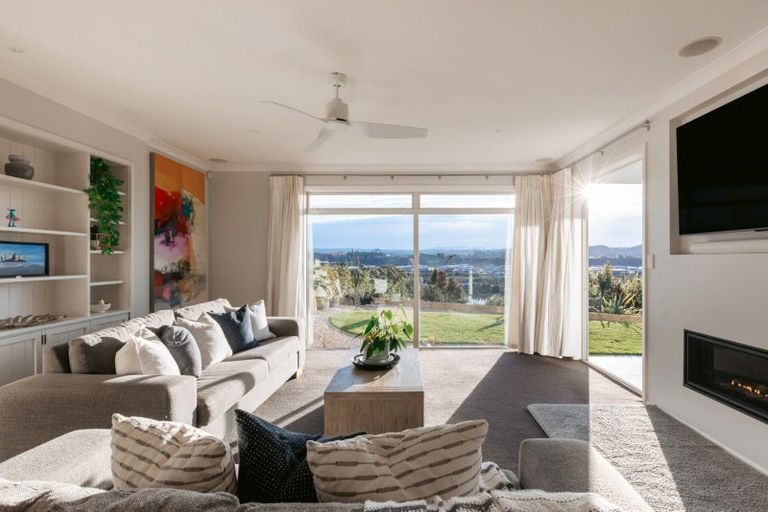 Photo of property in 40 Broadwater Close, Pyes Pa, Tauranga, 3112