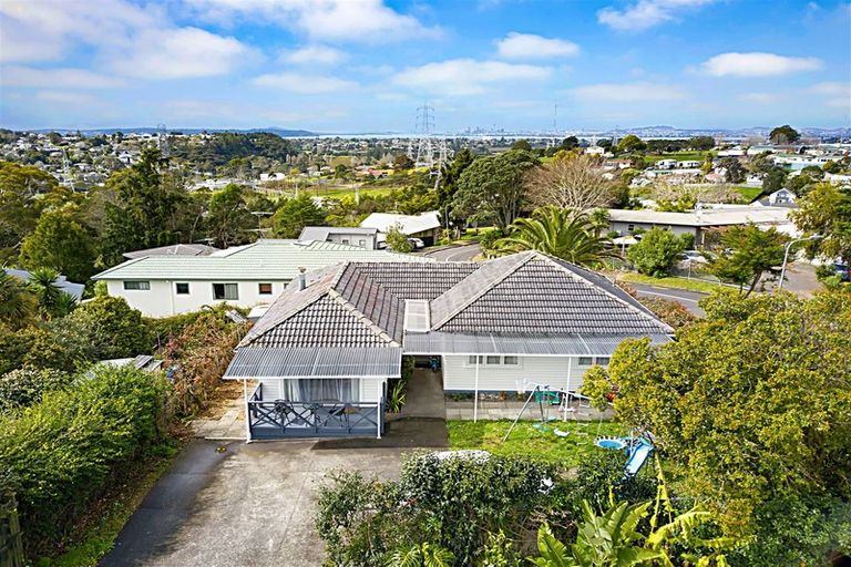 Photo of property in 82 Lincoln Park Avenue, Massey, Auckland, 0614