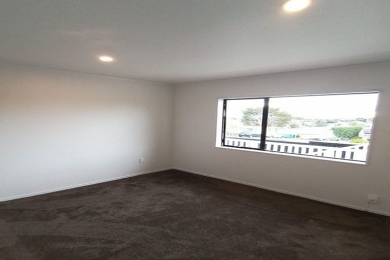 Photo of property in 1/111 Lincoln Park Avenue, Massey, Auckland, 0614