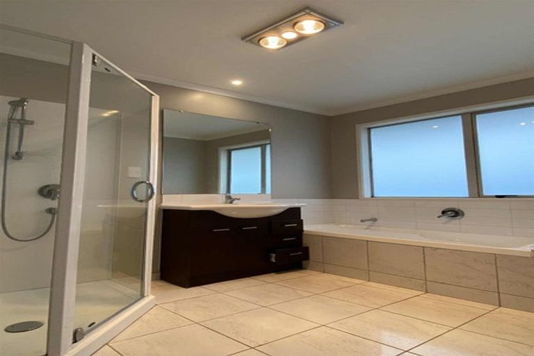 Photo of property in 5 Canyon Drive, Oteha, Auckland, 0632