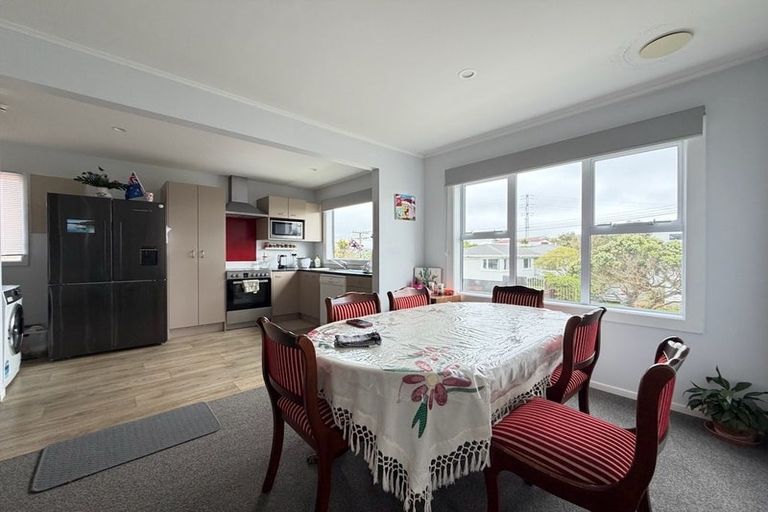 Photo of property in 3 Alder Place, Newlands, Wellington, 6037