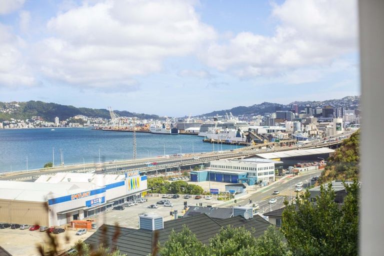 Photo of property in 5 Curnow Way, Kaiwharawhara, Wellington, 6035