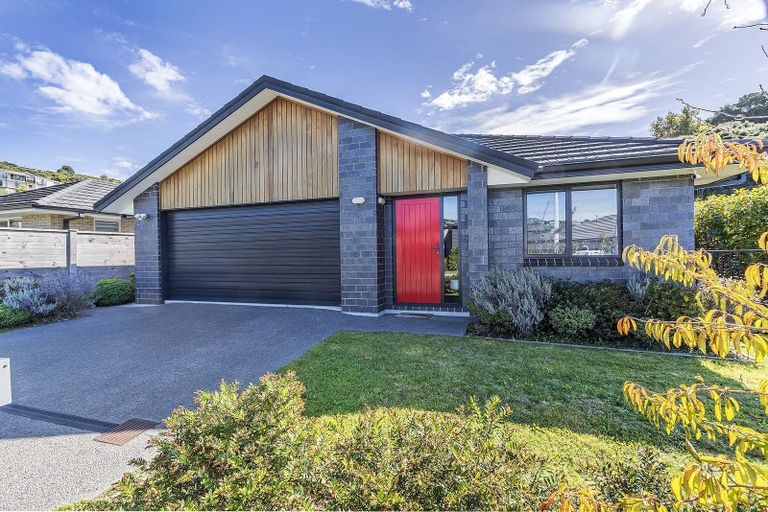 Photo of property in 14 Mooring Close, Whitby, Porirua, 5024