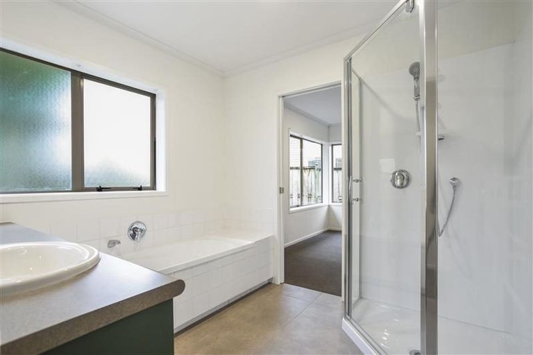 Photo of property in 14 Russett Grove, Henderson, Auckland, 0612