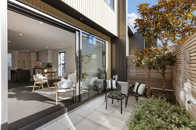 Photo of property in 2/20 Trent Street, Island Bay, Wellington, 6023