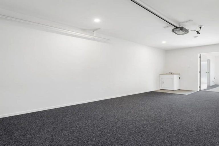 Photo of property in 2/113 Te Atatu Road, Te Atatu South, Auckland, 0610
