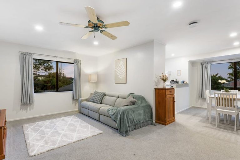 Photo of property in 2/18 Atlantis Place, Totara Vale, Auckland, 0629