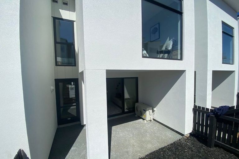 Photo of property in 2 Mikoikoi Crescent, Mangere Bridge, Auckland, 2022