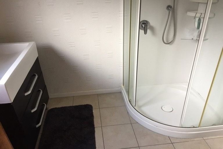 Photo of property in 130 Cliff View Drive, Green Bay, Auckland, 0604