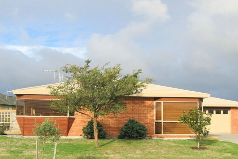 Photo of property in 42 Regent Drive, Paraparaumu Beach, Paraparaumu, 5032