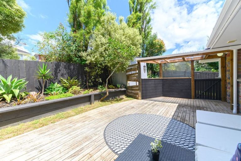 Photo of property in 2/11 Lenihan Street, Northcote, Auckland, 0627