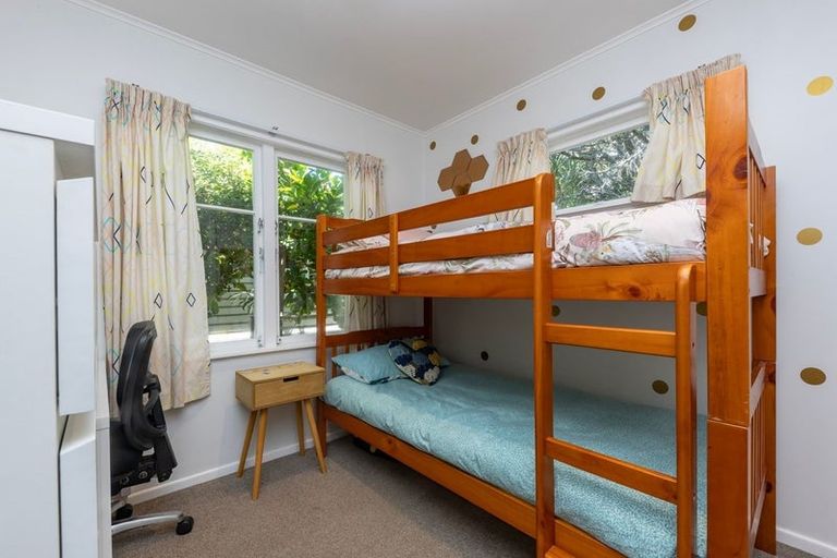 Photo of property in 25 Taipari Road, Te Atatu Peninsula, Auckland, 0610