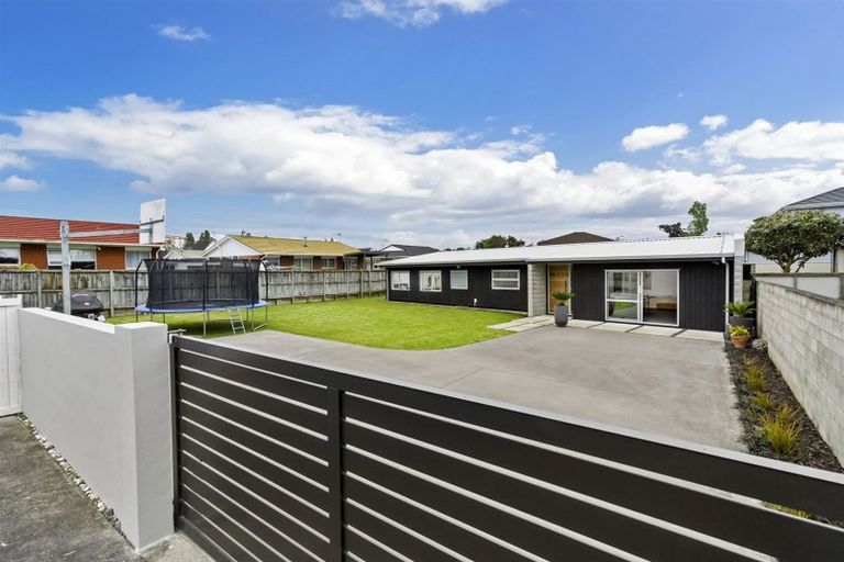 Photo of property in 75a Shakespeare Road, Milford, Auckland, 0620