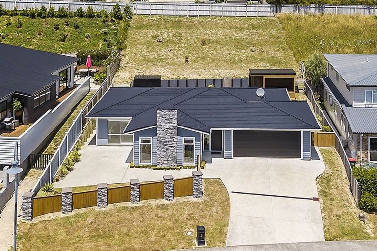 Photo of property in 5 Madeira Close, Whitby, Porirua, 5024