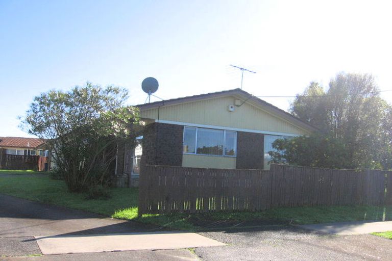 Photo of property in 2/28 Roberts Road, Te Atatu South, Auckland, 0610