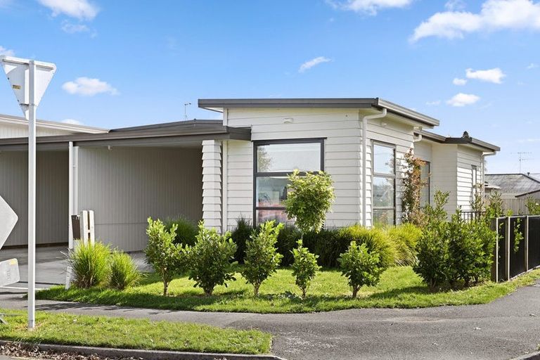Photo of property in 1/2 Searancke Place, Fairfield, Hamilton, 3214