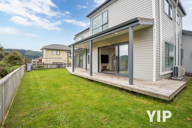 Photo of property in 140 Woodman Drive, Tawa, Wellington, 5028