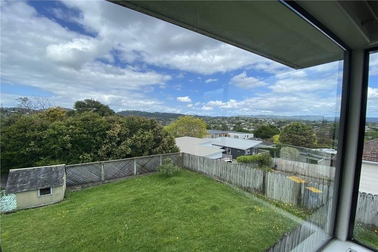 Photo of property in 42 Savoy Road, Glen Eden, Auckland, 0602