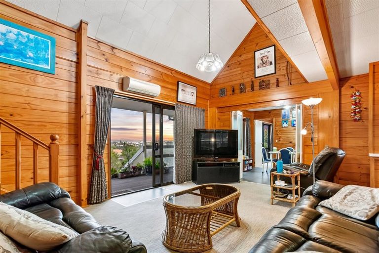 Photo of property in 22 Worthington Place, West Harbour, Auckland, 0618