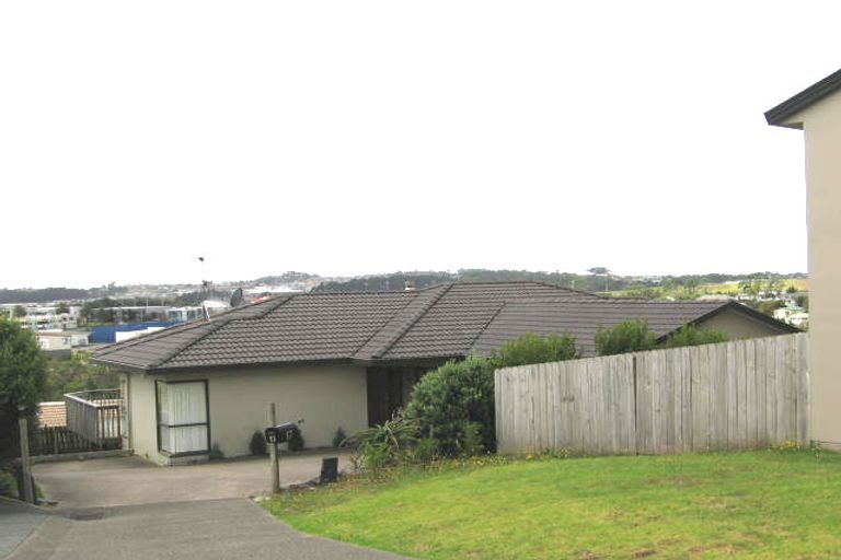 Photo of property in 17 Mannikin Place, Unsworth Heights, Auckland, 0632