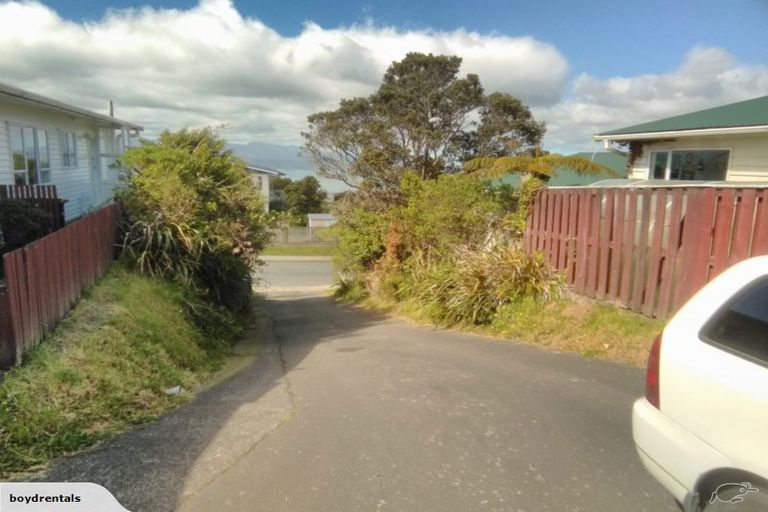 Photo of property in 23b Somes Crescent, Newlands, Wellington, 6037