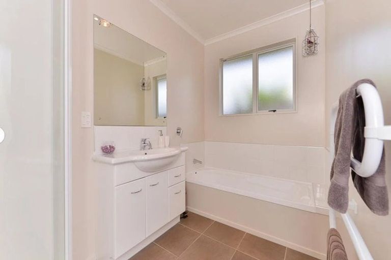 Photo of property in 31 Mcewen Crescent, Riverstone Terraces, Upper Hutt, 5018