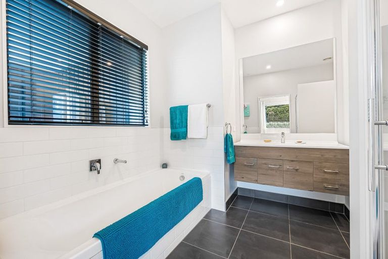 Photo of property in 18 Awanui Crescent, Matakana, 0985