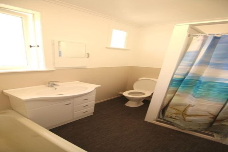 Photo of property in 100 Taikata Road, Te Atatu Peninsula, Auckland, 0610